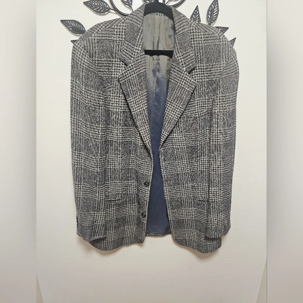 Vintage Men's Hugo Boss Brown and White 53% Virgen Wool Blazer Size 42 L
